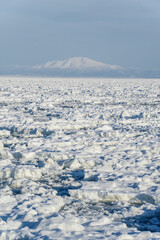 流氷に埋め尽くされた海上から見る海別岳 © y.tanaka