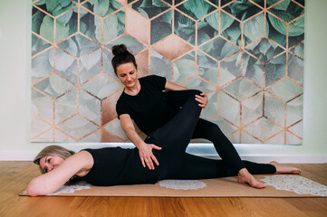 Faszienbehandlung zu zweit auf Yogamatte horizontal