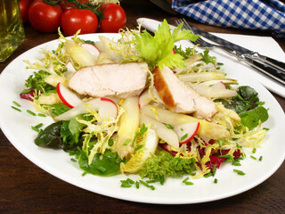 Spargelsalat mit gebratener Hähnchenbrust