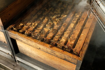 FU 2020-10-31 BienenHelmut 27 Im geöffneten Bienenstock sind Holzrahmen