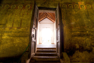 porte d'entrée d'une temple bouddhiste creuser dans la roche d'une colline au temple d'or Dambulla Sri Lanka  - obrazy, fototapety, plakaty