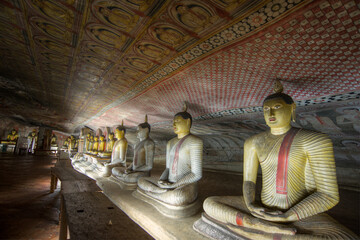 bouddhas assis dans un temple creuser dans la roche d'une colline au temple d'or Dambulla Sri Lanka...