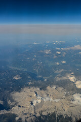 vue aérienne d'une chaine de montagne avec nuage bloqué