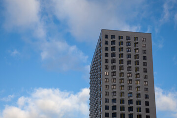 Fototapeta premium New high-rise building against the blue sky