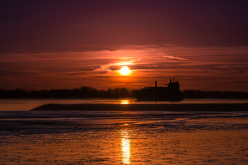 Sonnenuntergang am Rissener Ufer an der Elbe im Frühjahr