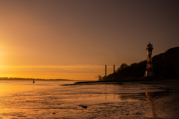 Sonnenuntergang am Rissener Ufer an der Elbe im Frühjahr