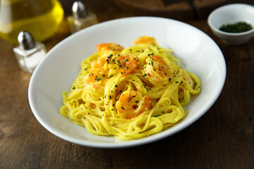 Pasta with shrimps and saffron sauce