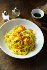 Pasta with shrimps and saffron sauce