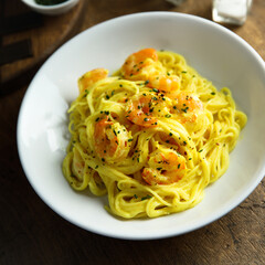 Pasta with shrimps and saffron sauce