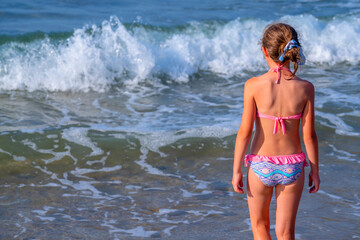 Pretty young girl posing in the sea background. Outdoor portrait fashion model, pretty female, hippie, hipster girl. Copy space. - obrazy, fototapety, plakaty