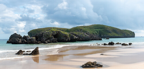 Playa de Borizo, Asturias. Vistas a la Isla de Arnielles.