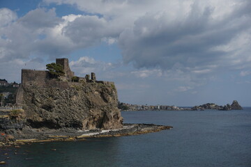 Fototapeta na wymiar Panorama siciliano, castello normanno, faraglioni e isola lachea