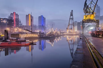 Tableaux sur verre Rotterdam Rotterdam, The Netherlands, January 12, 2022: slowly dissappearing mist over Leuvehaven harbour on a morning in January