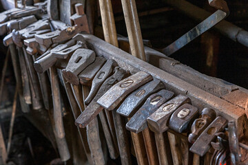 Alte Schmiedehammersorten im Museum