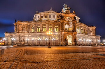 Die künstlich beleuchtete Fassade der Semperoper in Dresden, der Hauptstadt Sachsens bei Nacht vom...