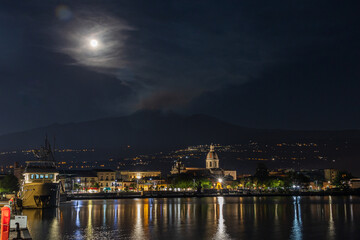 Naklejka na ściany i meble Panorama della citta di Riposto ed Etna con tramonto di luna piena
