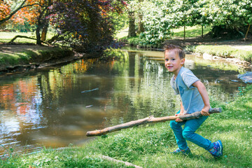 enfant jouant au bord de l'eau