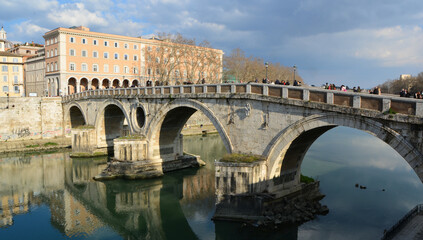Fototapeta na wymiar bridge over the river Tiber in Rome 