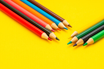 色とりどりの色鉛筆
