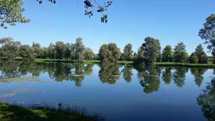 Das Blau des Himmels am Horizont. Der Himmel behält Farbe im Wasser bei. Die natürliche Umgebung...