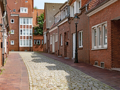 Stra&szlig;e mit Backsteinh&auml;usern in der Altstadt der ostfriesischenStadt Emden, Deutschland