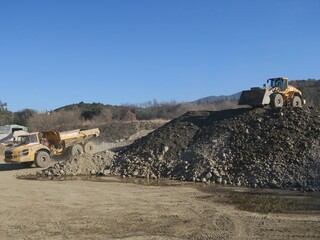 Engins de chantier camion et tracteur de travaux publics