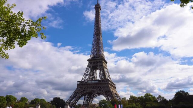 Eiffel tower at trocadero gardens