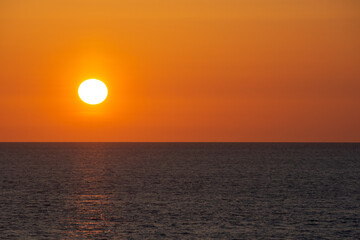静かな海に沈む夕陽
