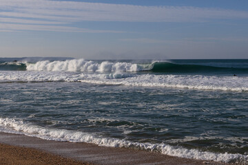 Praia de Nazaré com ondas gigantes em Portugal