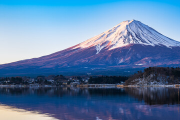 河口湖から眺める朝焼けの富士山　冬景