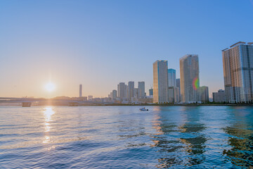 Obraz premium 東京都江東区豊洲の夕方の都市景観