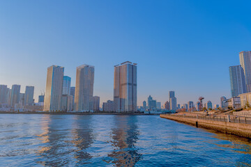 Obraz premium 東京都江東区豊洲の夕方の都市景観