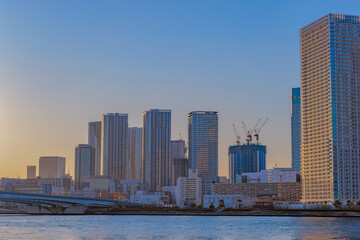 Fototapeta premium 東京都江東区豊洲の夕方の都市景観