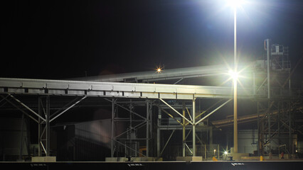 Fototapeta premium Zone portuaire à Port-La-Nouvelle, illuminée par de puissantes lumières de chantier. L'ambiance est très sinistre, voire pesante