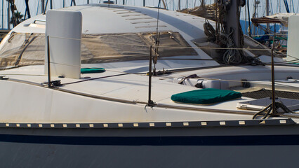 Fototapeta premium Rangée de bateaux, à Port-Leucate, sous une journée très ensoleillée