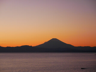 日本、冬、三浦半島から見る夕暮れの富士山