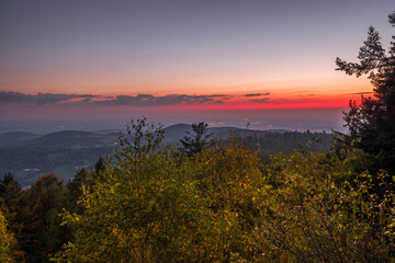 Panorama Landschaft und Sonnenuntergang mit Ausblick Blick zu den Bergen der deutschen Alpen mit Nebelmeer auf dem Geisslinger Stein beim Ruselabsatz nähe Koenigsstein im bayerischen Wald, Deutschland