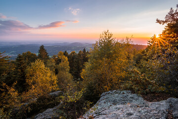 Panorama Landschaft und Sonnenuntergang mit Ausblick Blick zu den Bergen der deutschen Alpen mit...