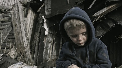Obraz premium A child is crying in the ruins