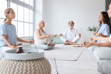 Group of people practicing yoga with guru - obrazy, fototapety, plakaty