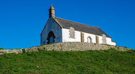 Carnac: Chapelle Saint Michel on the tumulus, located in Morbihan in Brittany, the town is also known for its alignments of 2,934 menhirs.