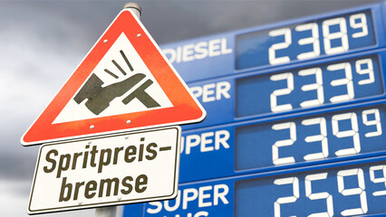 Schild Spritpreisbremse mit Tankstellen-Preistafel im Hintergrund