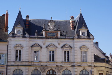 Fototapeta na wymiar Bâtiment de la Caisse d'Epargne au milieu de la place centrale de Beaune