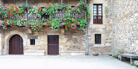 Fototapeta na wymiar Casa tradicional en Liérganes, Cantabria (España)