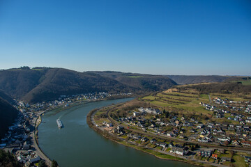 Fototapeta premium The view from the Teufelslay vantage point of the Moselle and the towns of Löf and Brodenbach