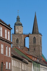 Türme der Kirche Sankt Nikolai in Jüterbog von der Großen Straße aus gesehen
