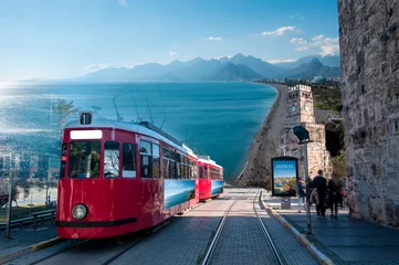 Zelfklevend Fotobehang Stadsrondleidingen door Antalya met de tram. © stdemiriz