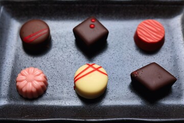 お皿の上に置かれた美味しそうなチョコレート