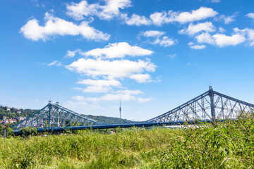Die Loschwitzer Brücke– das Blaue Wunder – in Dresden verbindet die Stadtteile Striesen und Blasewitz