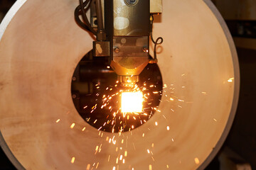 cnc laser cutting machine cutting steel square pipe